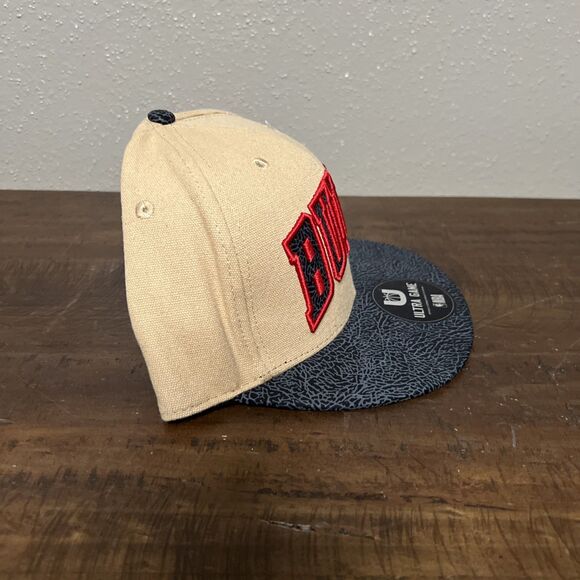 CHICAGO BULLS SNAPBACK HAT Tan Brown Flat Bill Script Logo Ultra Game Men NWT - Picture 2 of 7